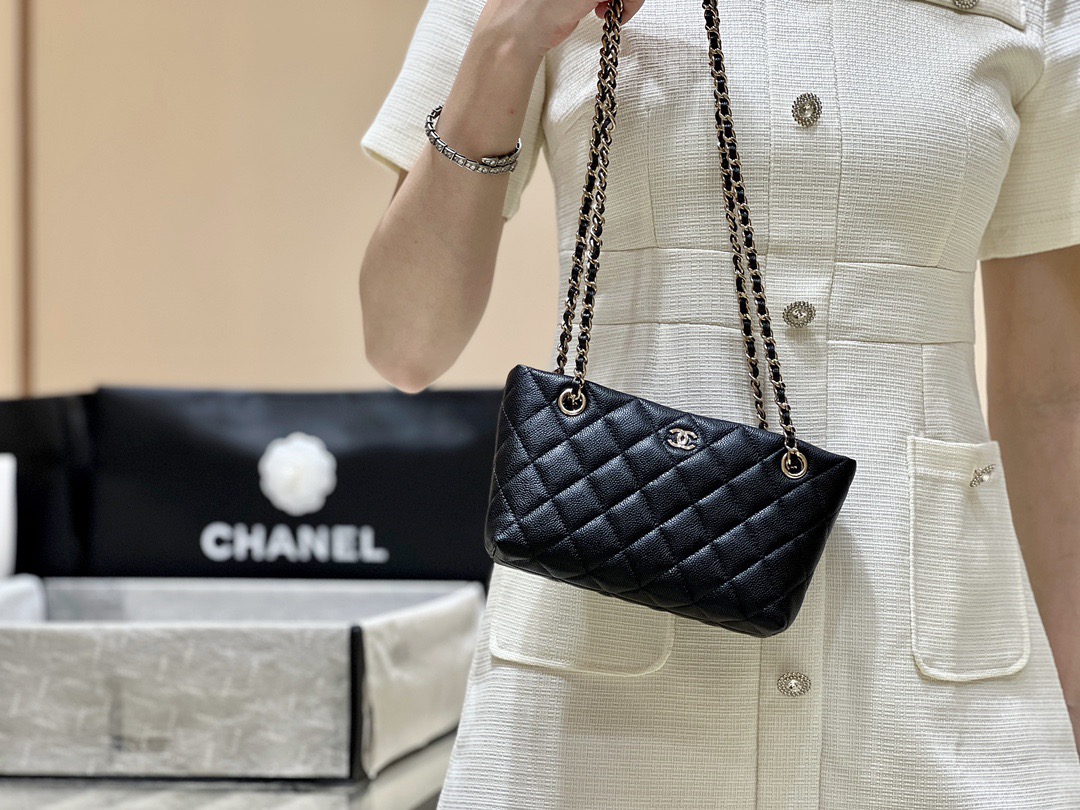 Chanel mini tote bag AP4423