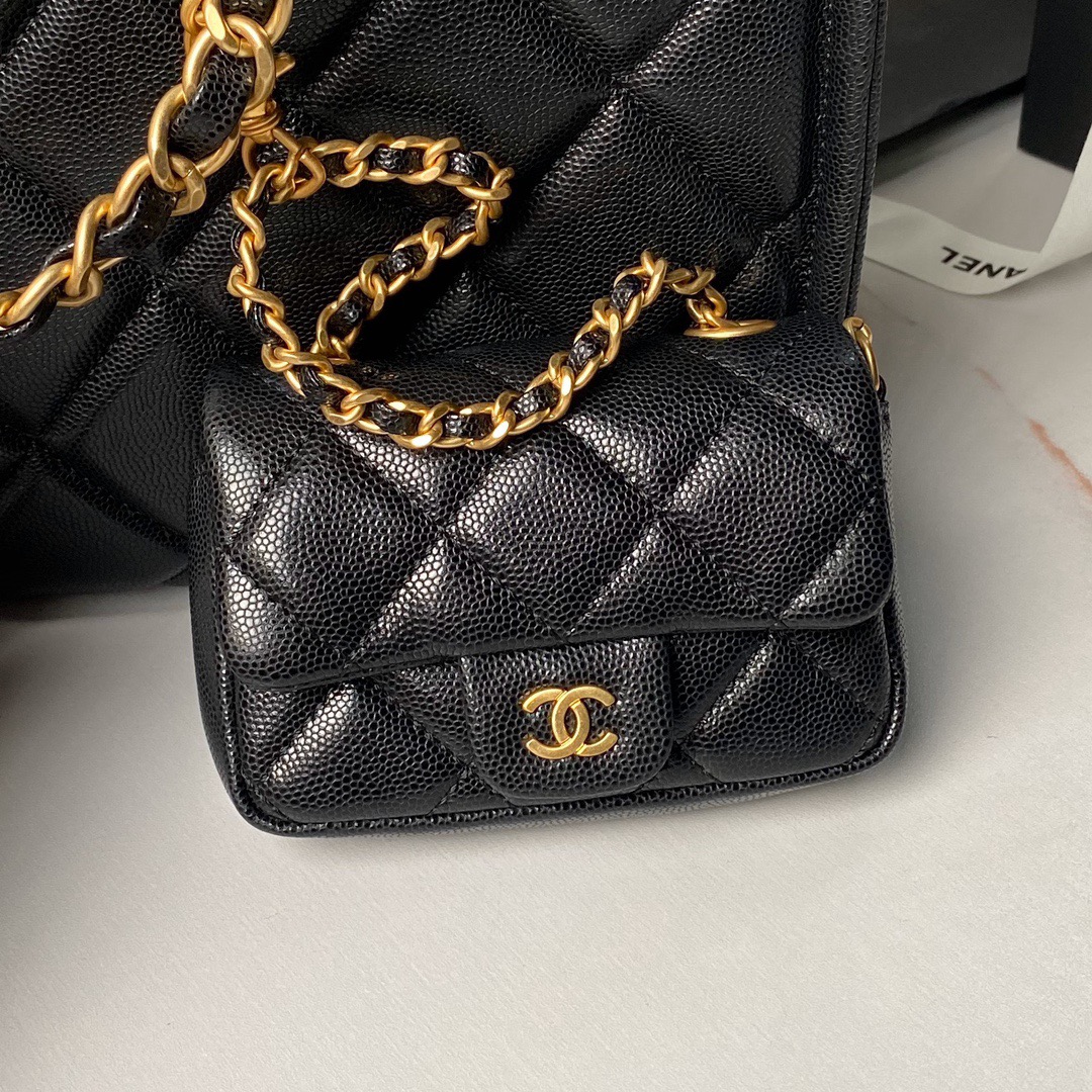 Chanel shopping bag AS4940