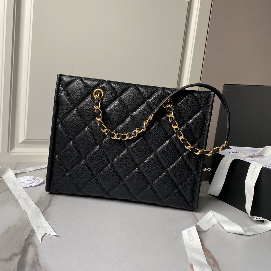 Chanel shopping bag AS4940