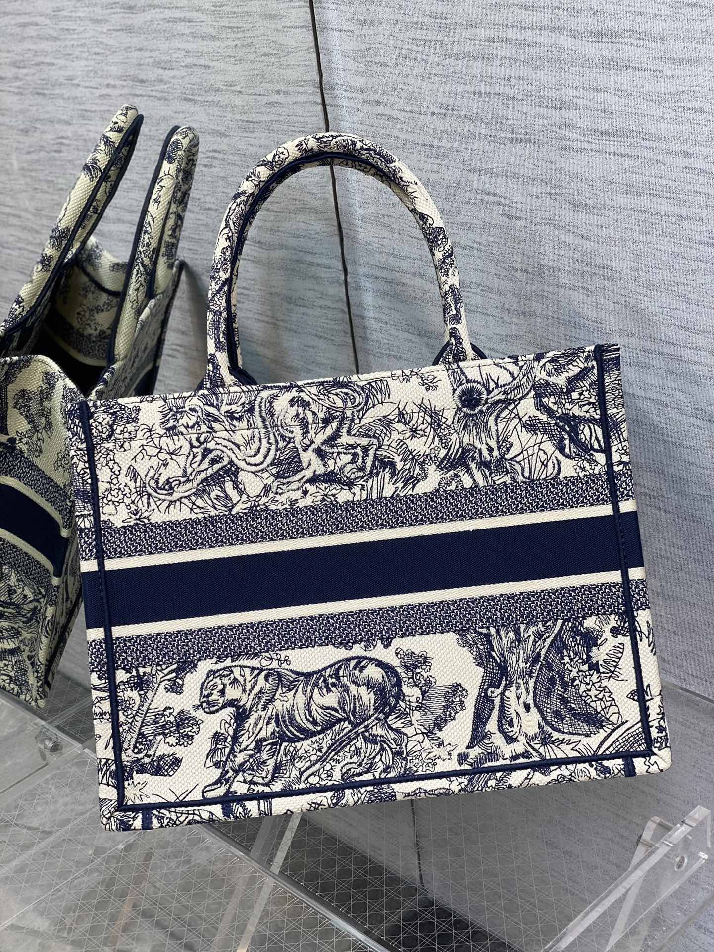 Dior Tote tiger D0126