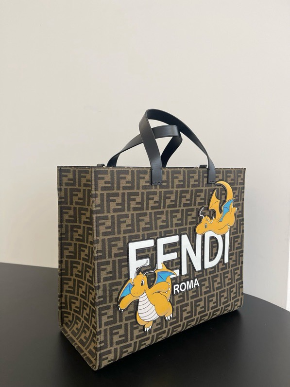 Fendi's old-fashioned Dragon Year shopping bag F0014