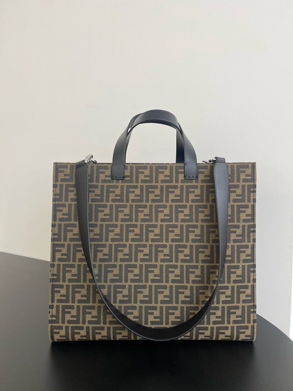 Fendi's old-fashioned Dragon Year shopping bag F0014