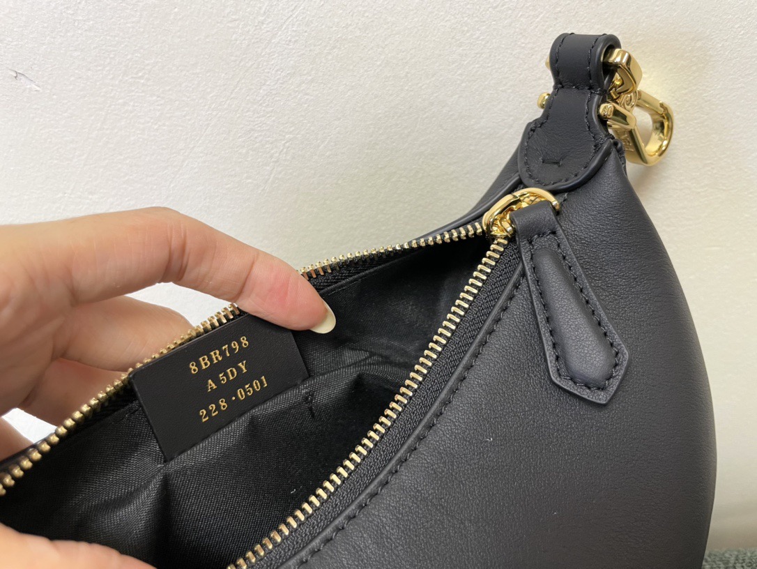 Fendi Praphy PM underarm bag F0019