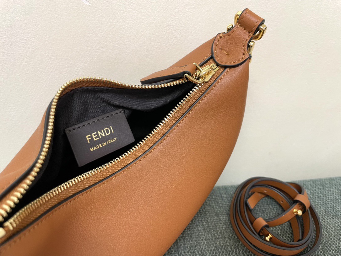 Fendi Praphy PM underarm bag F0020