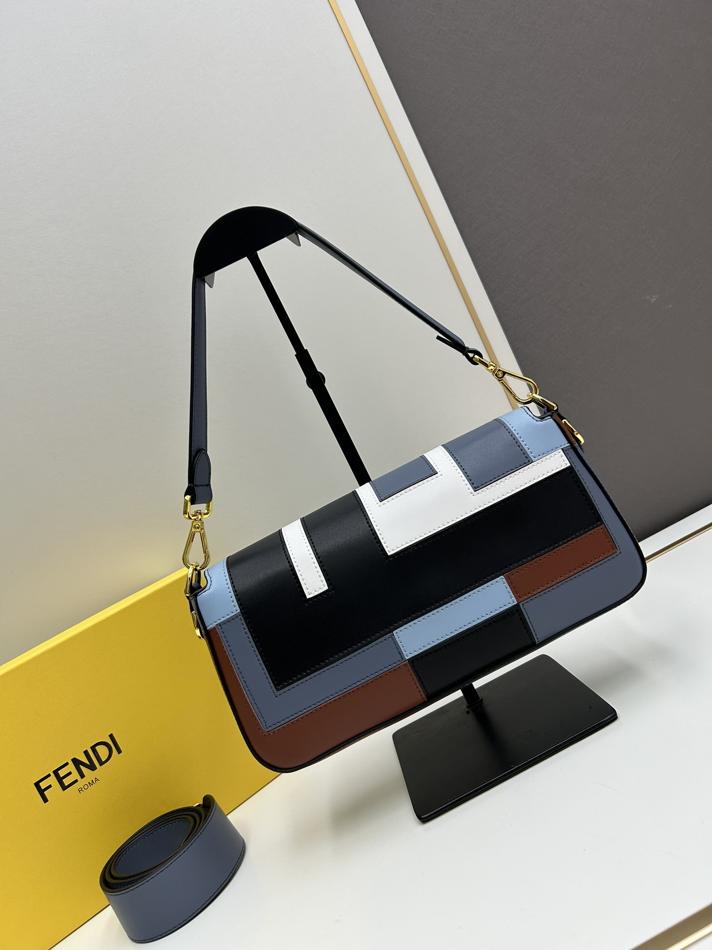 Fendi baquette medium handbag F0032