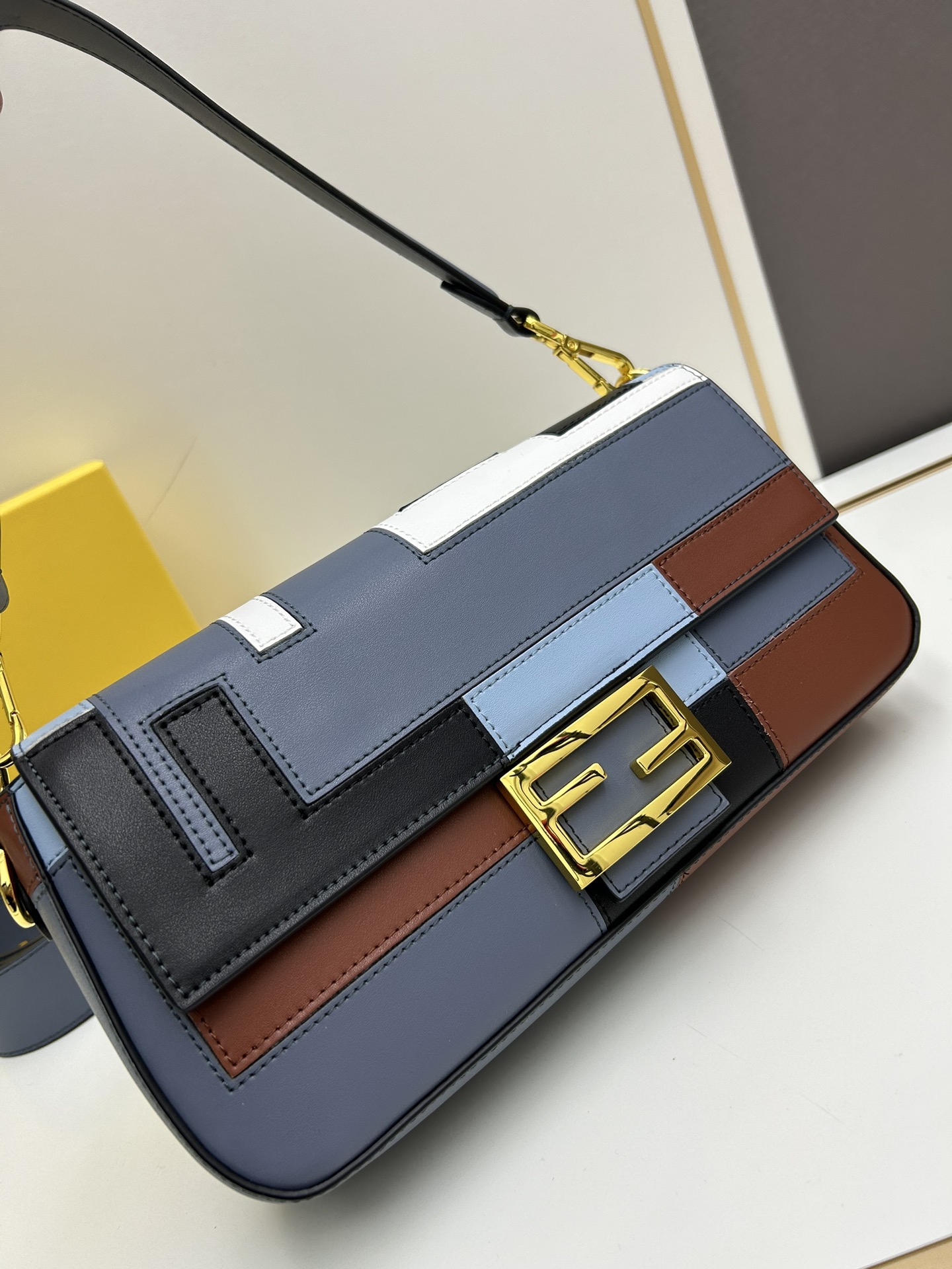 Fendi baquette medium handbag F0032