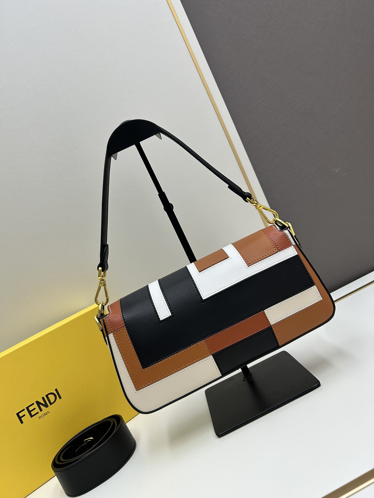 Fendi baquette medium handbag F0033