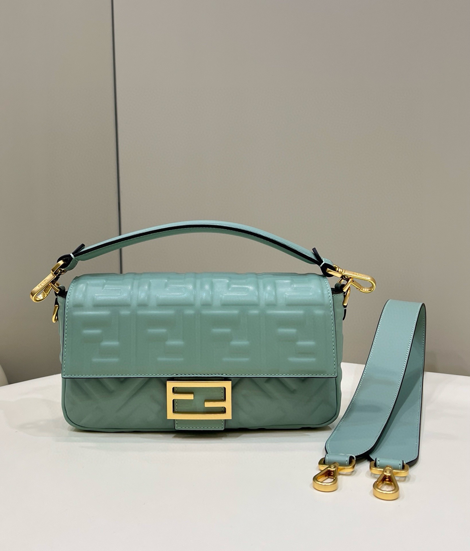 Fendi baquette F0061