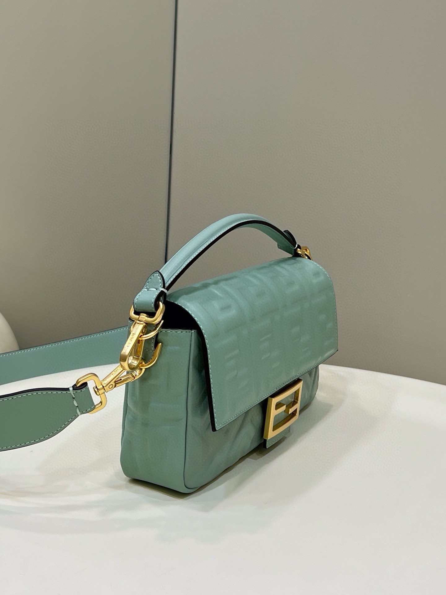 Fendi baquette F0061