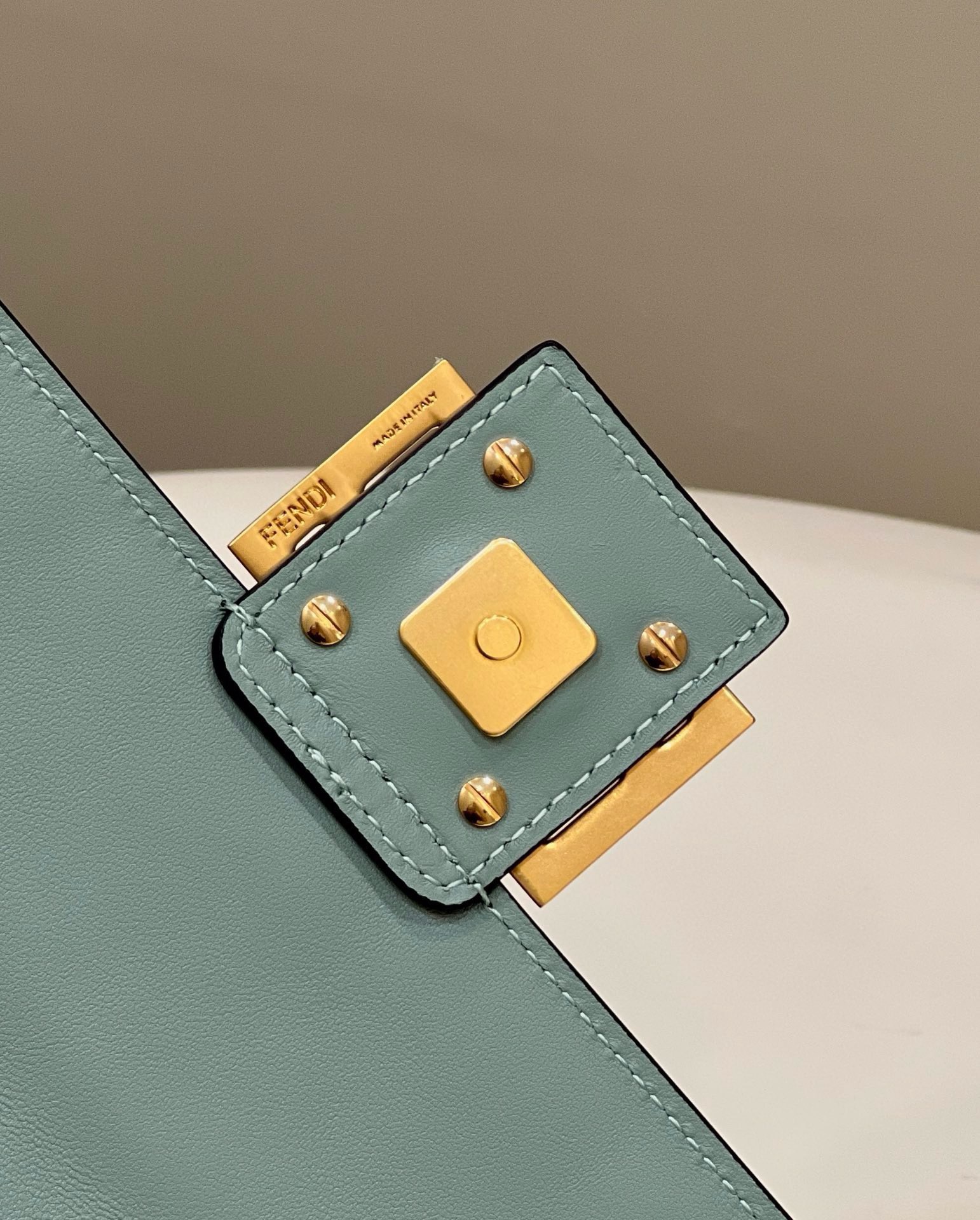 Fendi baquette F0061