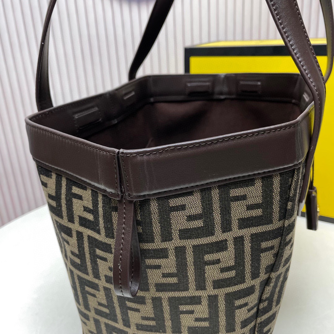 Fendi's 2023 autumn and winter magic bag F0077