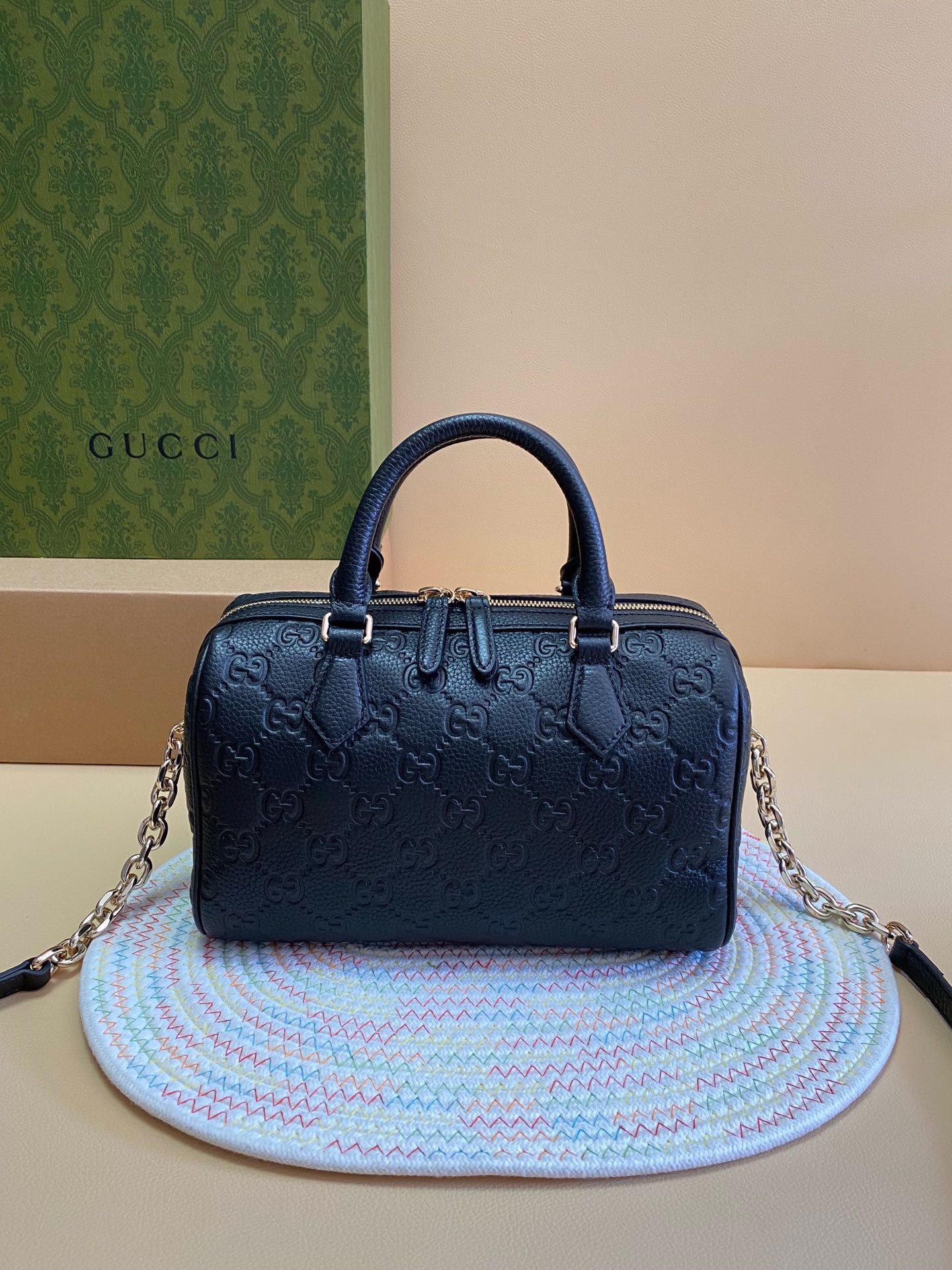 Gucci emblem 815255