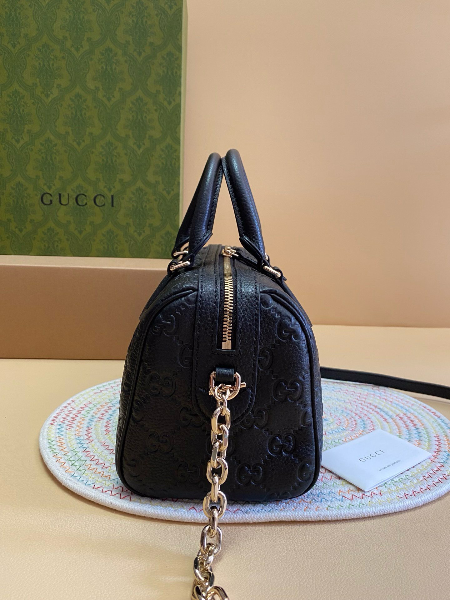 Gucci emblem 815255