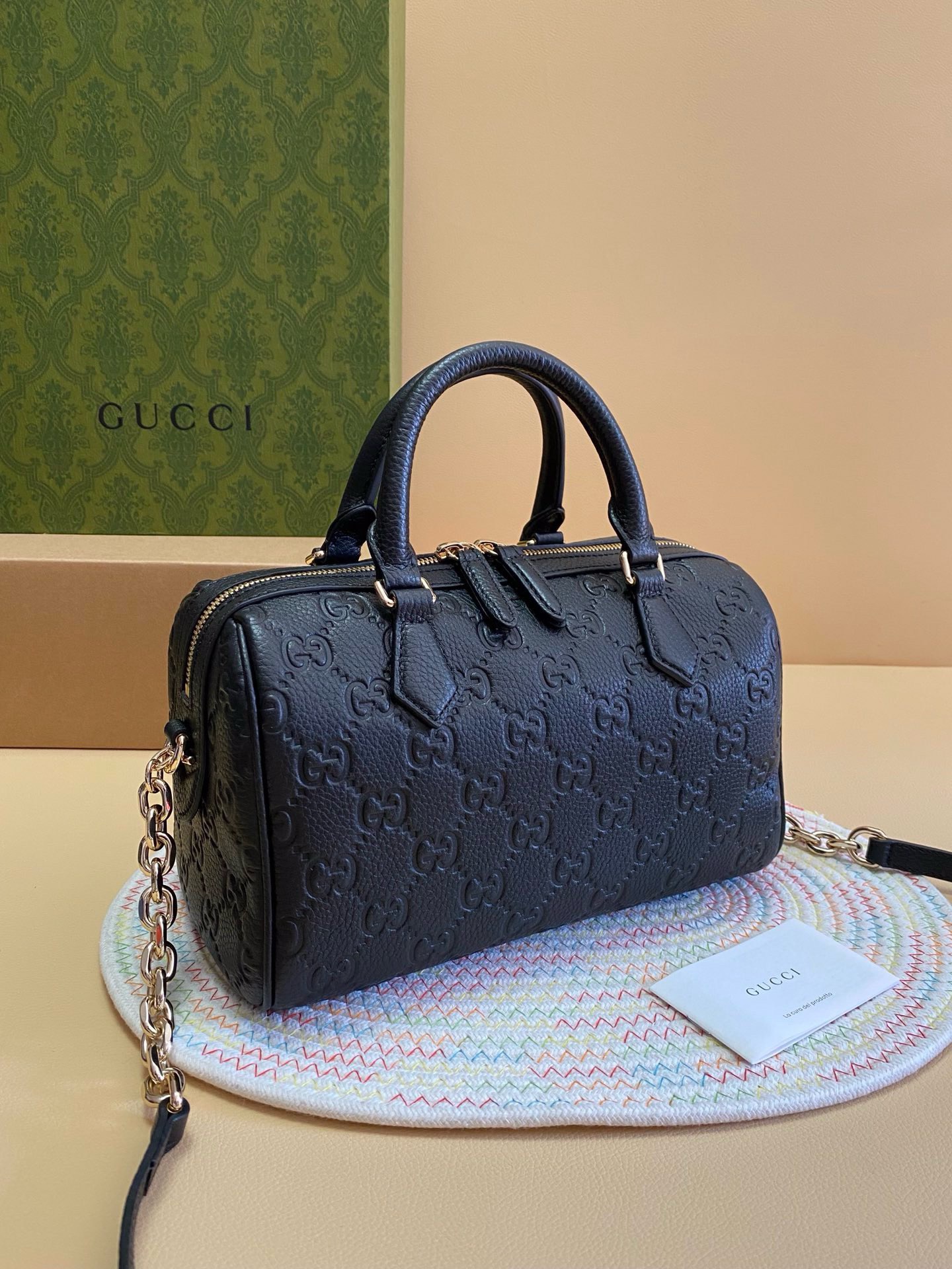 Gucci emblem 815255