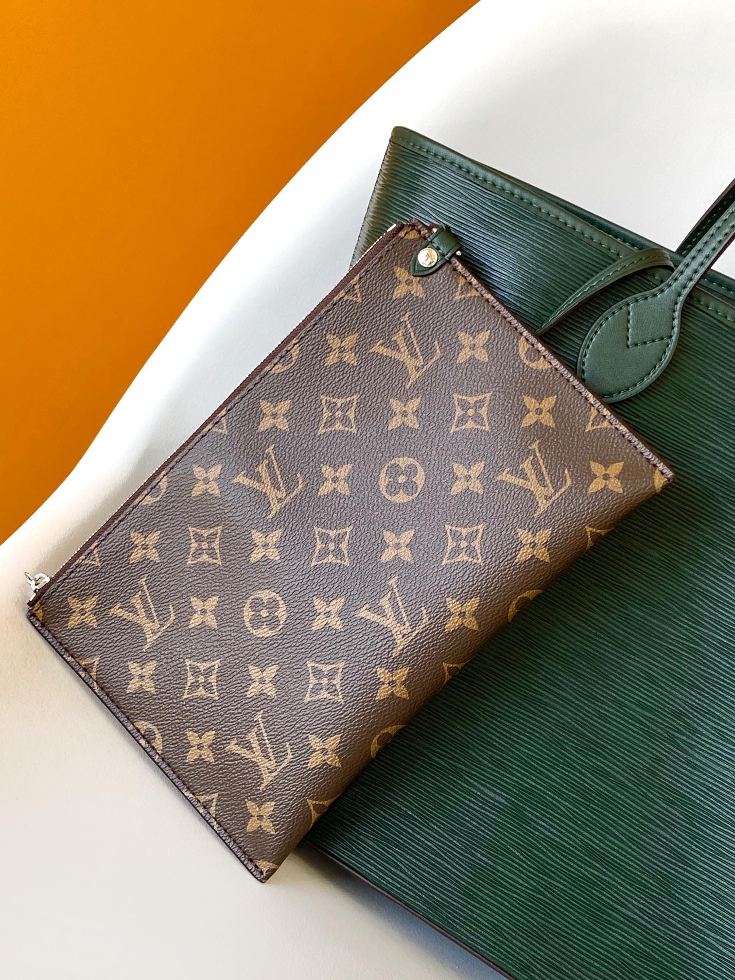 Louis Vuitton's neverfu medium handbag M12195