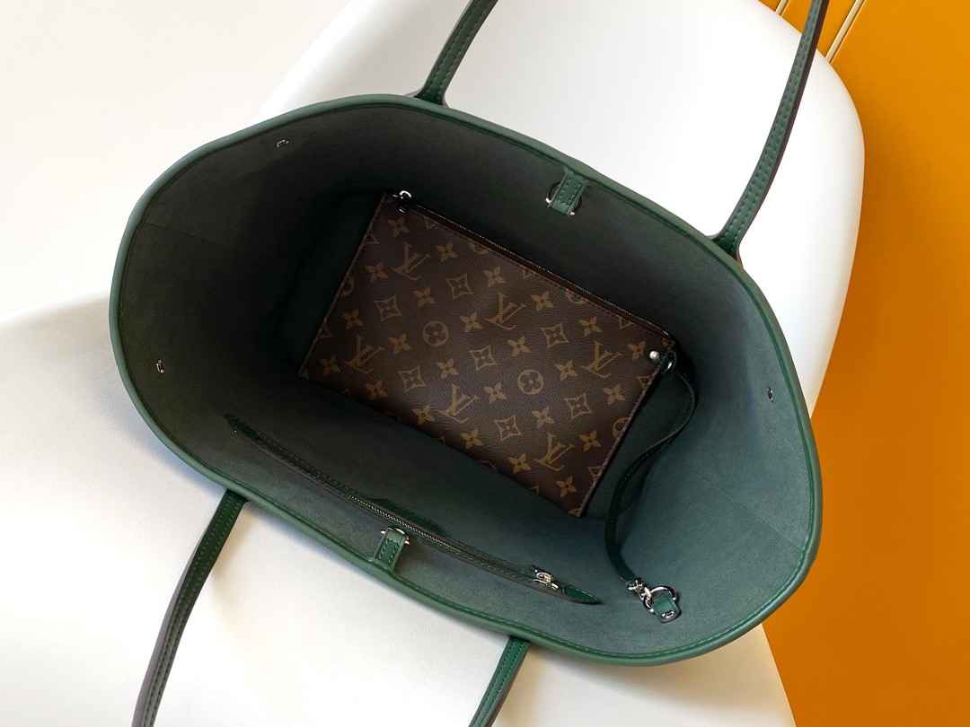 Louis Vuitton's neverfu medium handbag M12195