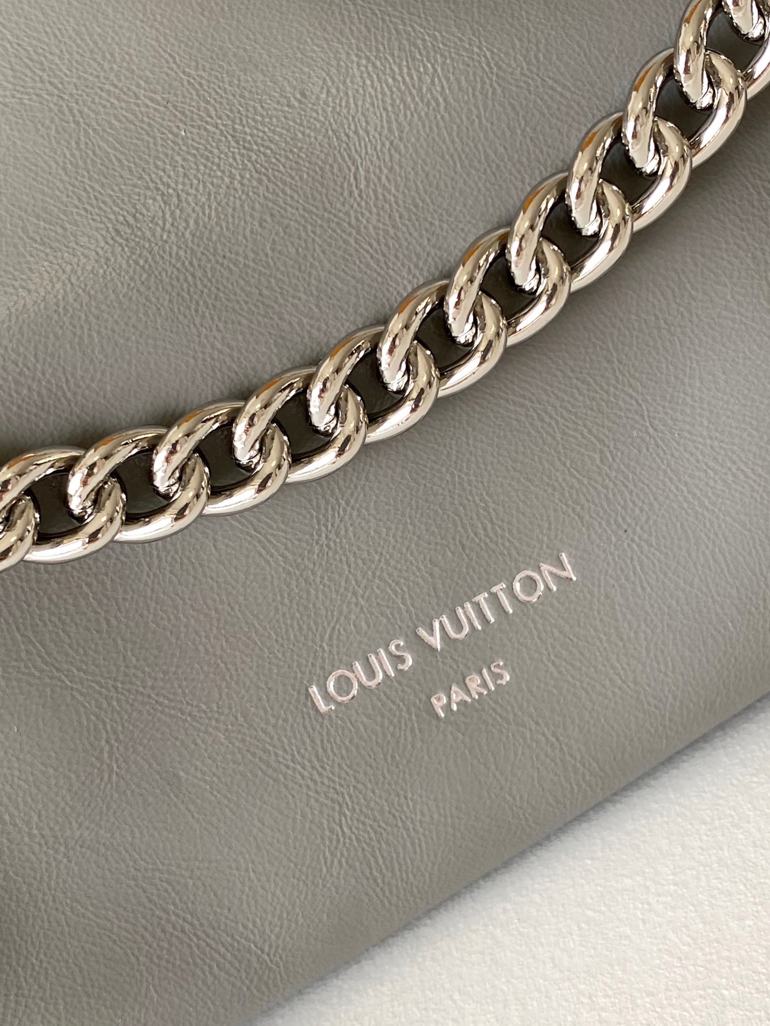 Louis Vuitton's carryall dark MM handbag M12579