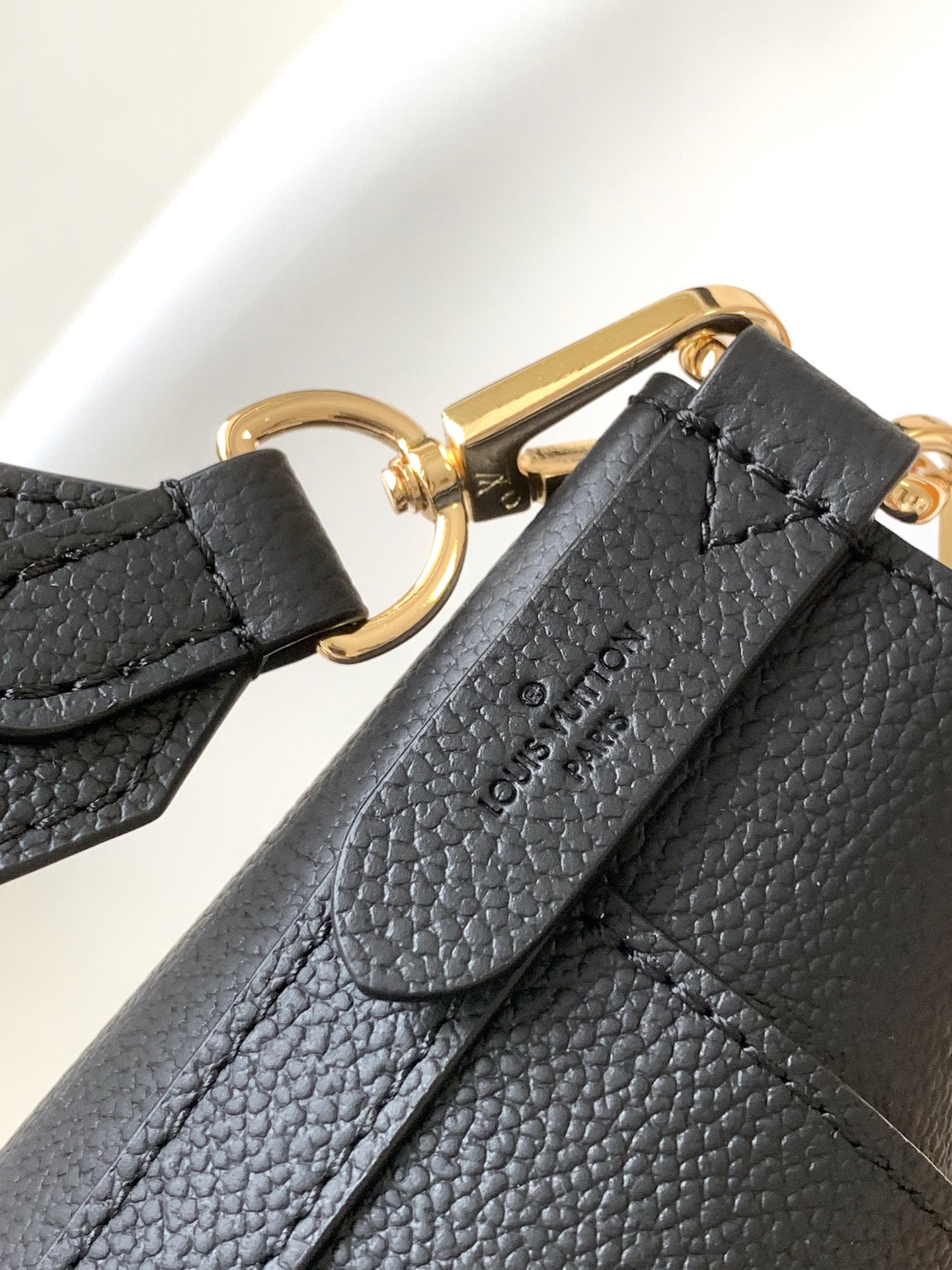 Louis Vuitton lo and walk bucket bag M24006