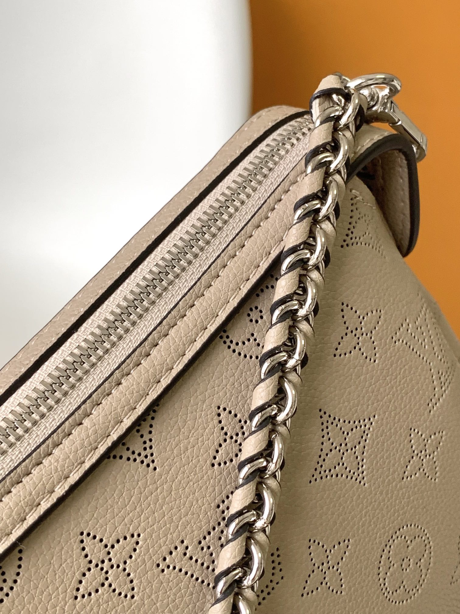 Louis Vuitton's mahina handit al small handbag M24255