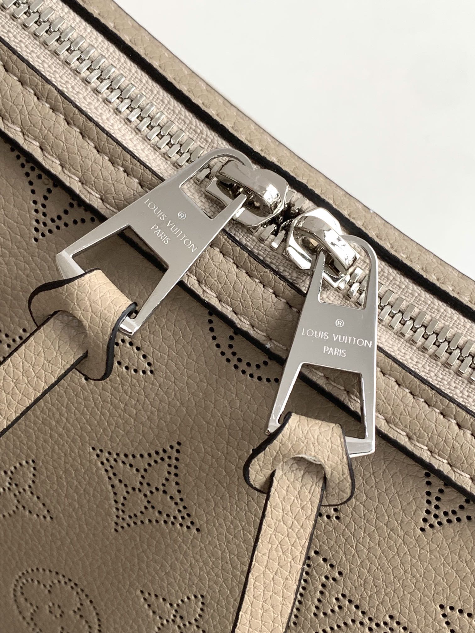 Louis Vuitton's mahina handit al small handbag M24255