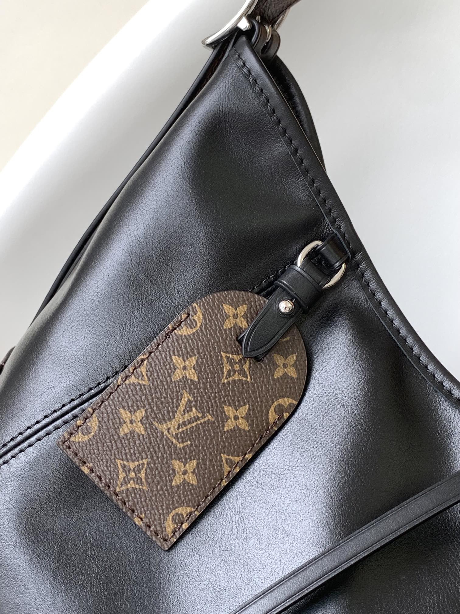 Louis Vuitton's carryall dark MM handbag M25143